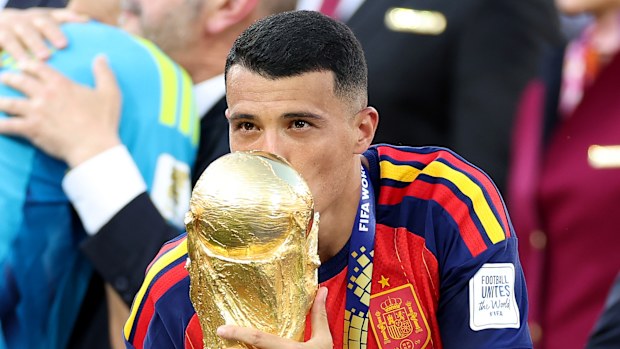 Pedro Porro kisses the trophy