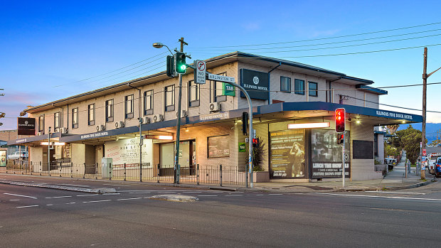 Former Wallaby Bill Young has bought the Illinois Five Dock pub, Sydney.