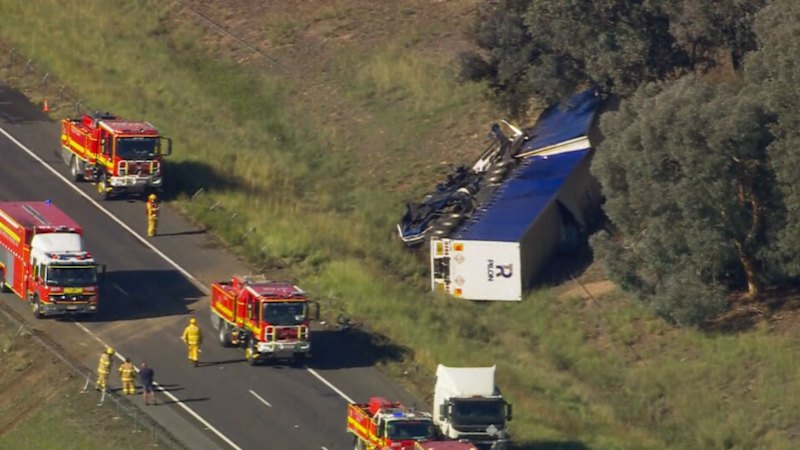 Five injured, Hume Freeway closed in major multi-vehicle crash in central Victoria