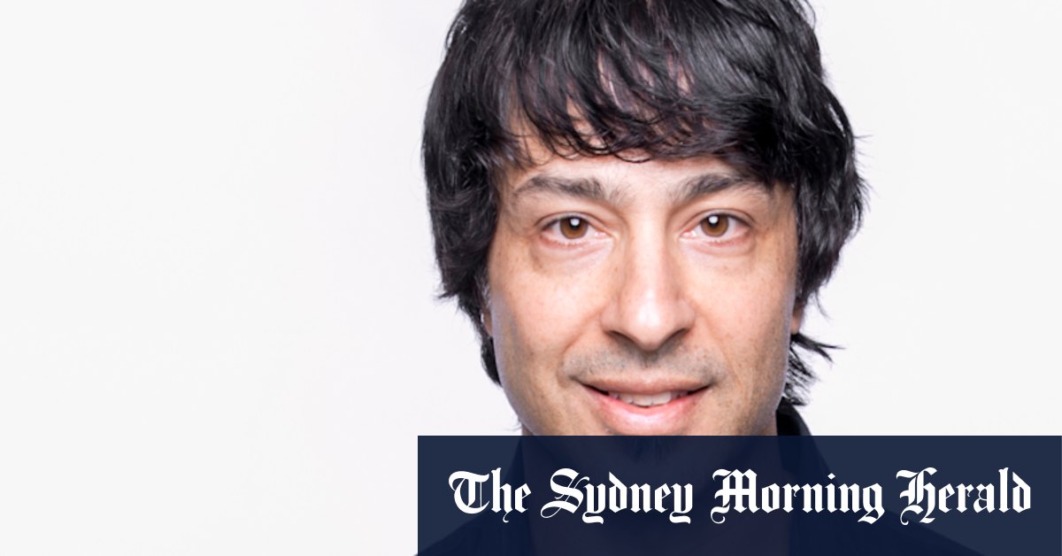Arj Barker freewheels through his set, thanks to alien tech support - Vimarsana News