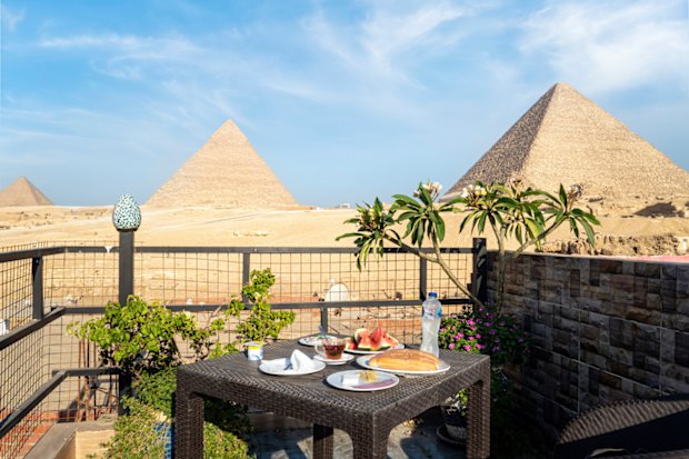 The Pyramids of Giza: a one-star experience?
