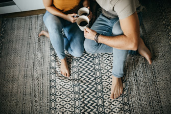 Research has show adultsâ€™ relationships in romantic settings are similar to the styles of childrenâ€™s attachments to parents.