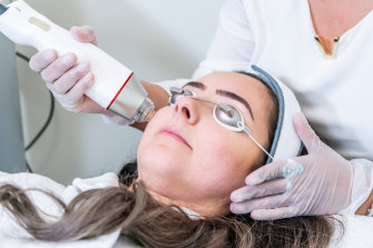 The needling triggers micro-trauma in the skin, stimulating new collagen and elastin, while the heat generated by the radio frequency tightens it.