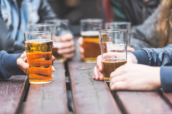 People who drink a little bit of alcohol have fewer symptoms and lower risk of depression than people who drink a lot – and even compared to people who don’t drink at all.
