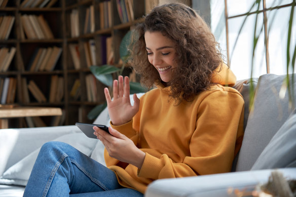 A função de sincronização de contatos permitiu que aplicativos baseados em amigos, como Instagram, WhatsApp e Snapchat, conectassem rapidamente milhões de usuários do iPhone a pessoas que eles já conheciam, ao mesmo tempo que sugeriam outros usuários para eles seguirem.