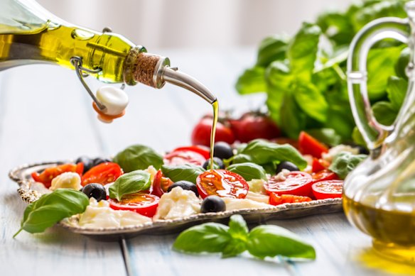 The MIND diet emphasises certain parts of the Mediterranean diet, including dark leafy greens and other vegies, olive oil, berries and nuts.