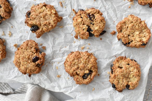 Oat and fruit cookies are rich in fibre.