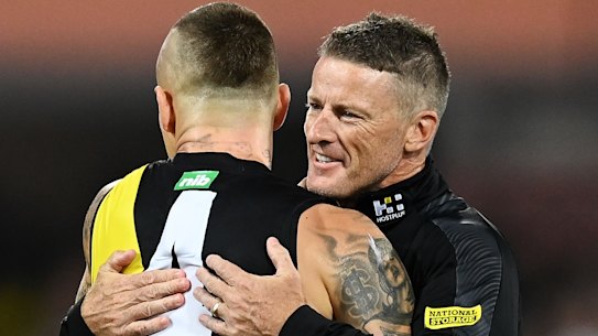 Damien Hardwick embraces Dustin Martin after the grand final in 2020.