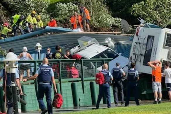 Layanan darurat terus mencari korban yang selamat.