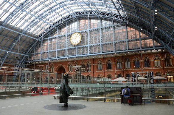 Art at St Pancras –  a pianist playing beside the statue of poet Sir John Betjeman, designed by British sculptor Martin Jennings.