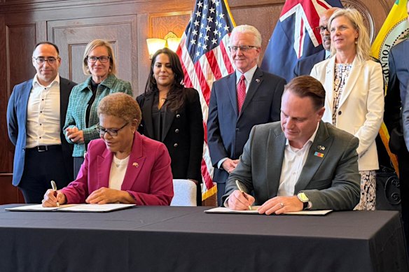 Los Angeles Mayor Karen Bass and Brisbane Lord Mayor Adrian Schrinner signing the sister city agreemeent in California.