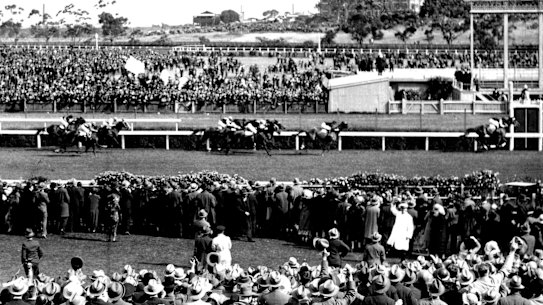 Phar Lap wins 1930 Melbourne Cup.
