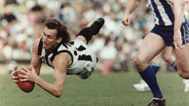 Peter Daicos in action at Waverley Park, 1990.