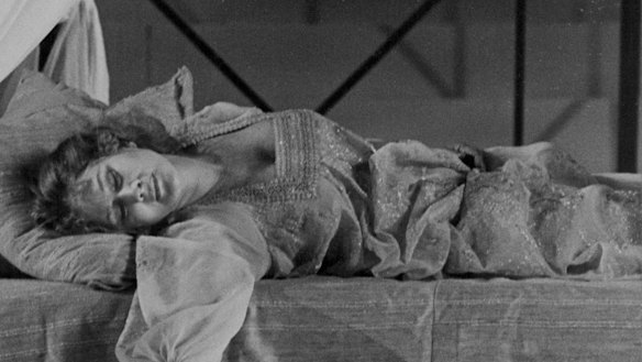 Desdemona, Shakespearean partygirl, lamenting the loss of her handkerchief in da club.