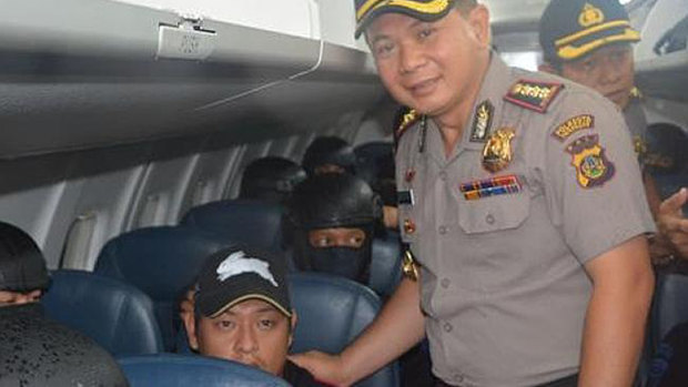 The Bali police chief posing for a photograph with condemned Australian prisoner, Andrew Chan, in 2015.