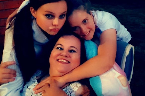 Belinda Finlay com suas duas filhas mais novas, Merlinda (esquerda) e Mackye (direita).