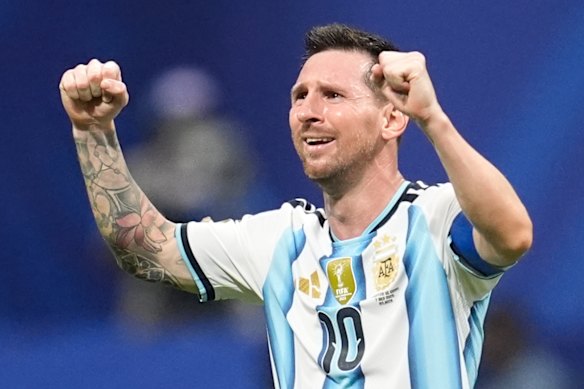 Lionel Messi está mais uma vez presenteando o mundo com suas habilidades superiores.