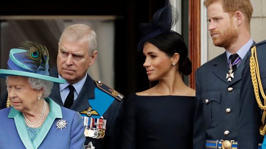 La Regina “ha evitato gli scontri”, soprattutto quelli che coinvolgevano il principe Andrea (dietro di lei) e il principe Harry e sua moglie Meghan.