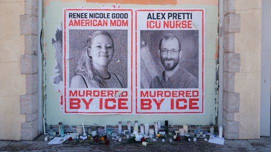 Carteles con fotografías de Renee Good y Alex Pretti, los dos estadounidenses asesinados por ICE en el sur de Minneapolis.