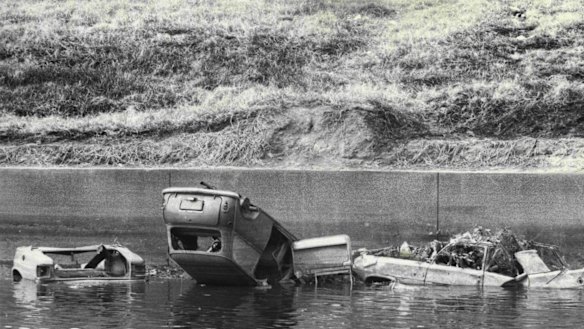 Cars line the Cooks River alongside Canterbury Racecourse in 1974. 