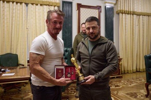 Actor Sean Penn and Ukrainian President Volodymyr Zelensky. 