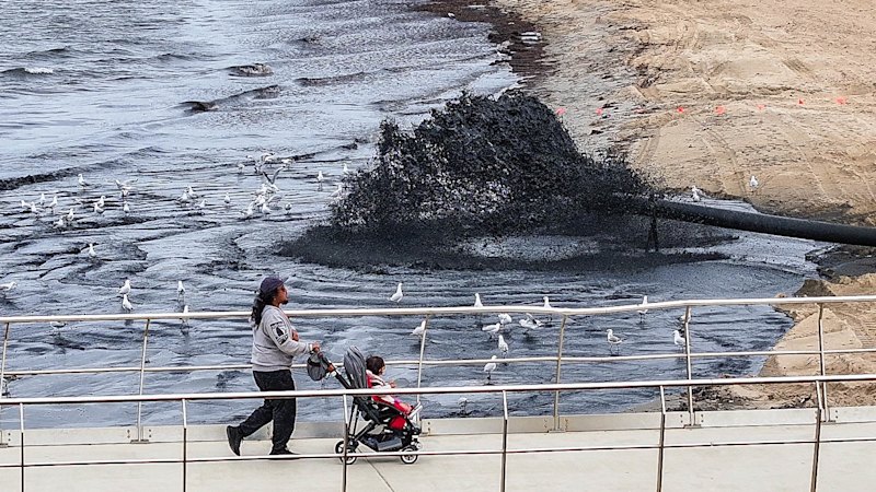 Dredging transforms the sea at St Kilda beach into smelly black treacle