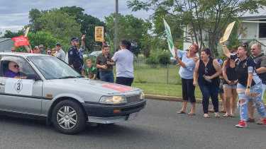Pro-Adani protesters have rallied in the Queensland town of Clermont as the Stop Adani convoy led by former Greens leader Bob Brown heads into town on Saturday, April 27, 2019. Photo: Lucy Stone.