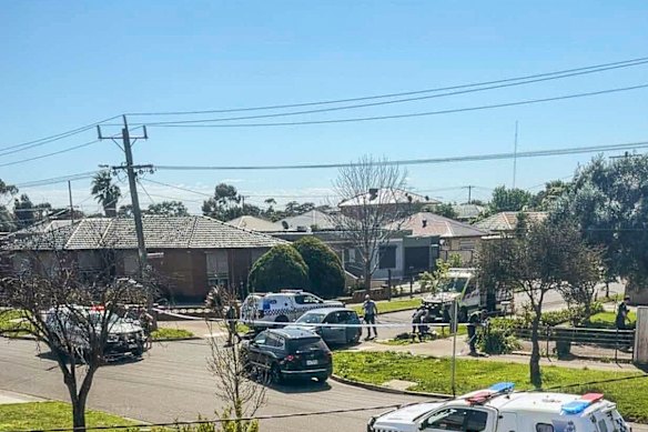 Brimbank 犯罪调查组的侦探正在调查圣奥尔本斯发生的三名男子被刺伤事件的情况。