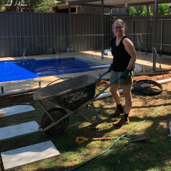 An Insta post from Brumfitt’s backyard in which she praises home improvement firm Stratco.