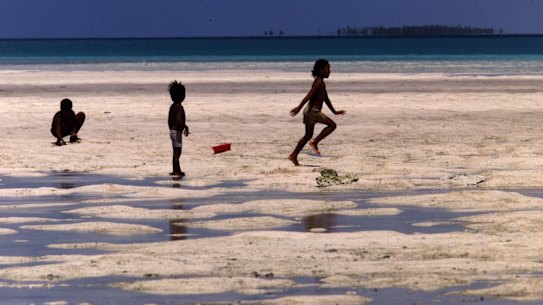 The president of Kiribati, Anote Tong, issued an ultimatum on the eve of the summit of 16 Pacific Island leaders on Tuesday.
