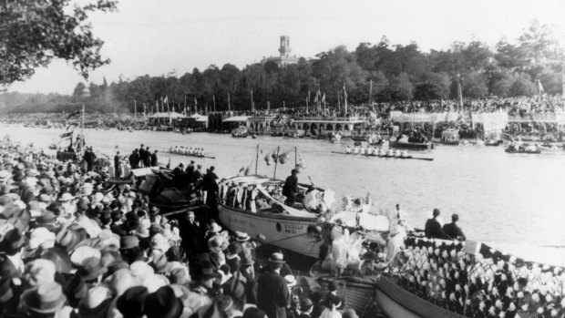 Houseboats and pavilions line the banks of the Yarra for the regatta, the temporary structures elaborately decorated with flowers, flags, pennants and lights, were built on pontoons to accommodate in comfort spectators from the leading families and institutions.
