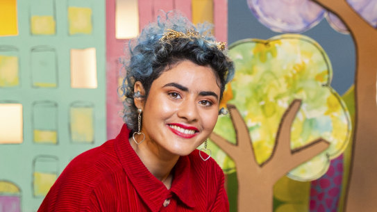 Montaigne sings The Paper Song for Play School: Show Time.