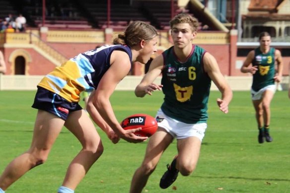 Ginnivan dishes off a handball for  Bendigo in his draft year, 2020.