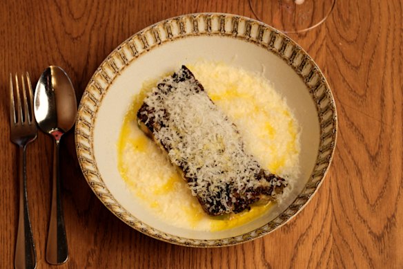 A lasanha de pato Lagotto é colocada sobre espuma de parmesão e regada com mais Parmigiano Reggiano.