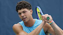 Shelton in action on the practice courts