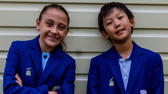 Arabella Clayton e Ian Liao, alunos das escolas públicas de Hurstville.  