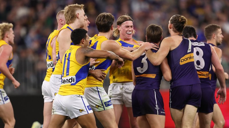 Fremantle fight off Eagles to get closer to double chance finals
