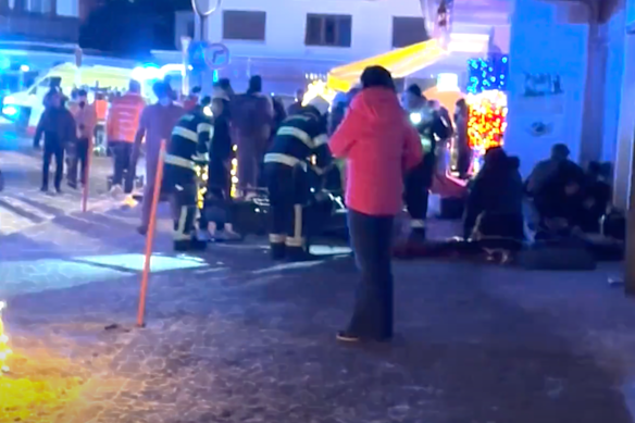 La scena successiva all'incendio di Capodanno in un bar di Crans-Montana, in Svizzera.