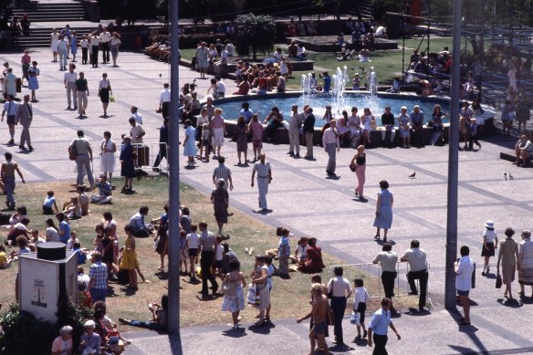 King George Square in 1981 featured a fountain and grass.