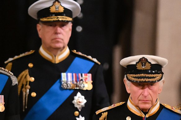 Príncipe Andrew, à esquerda, e Rei Charles em vigília pela falecida Rainha Elizabeth II no Palácio de Westminster, em Londres, em 2022.