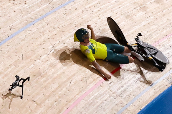 Alex Porter fell heavily during the men’s team pursuit in Tokyo after the handlebars snapped off his bike.