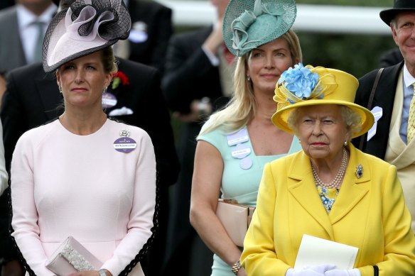 Wessex Kontesi Sophie (solda) ve Kraliçe II. Elizabeth 2018'deki yarışlarda.  
