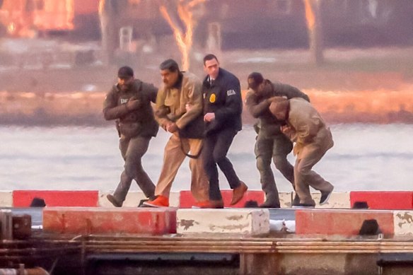 Maduro chega ao heliporto antes de ser transferido de veículo para o tribunal.