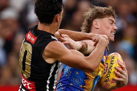 Harley Reid fends off Scott Pendlebury as the Eagles came close to spoiling Collingwood’s party for the veteran’s record-setting game.