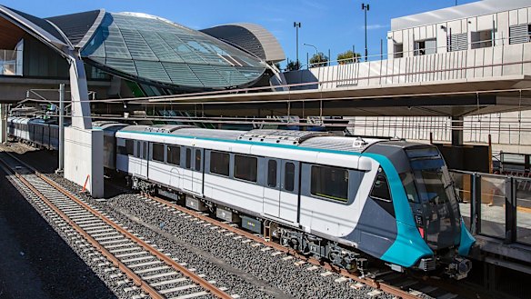 Almost 4500 passengers are forecast to switch from metro trains at Chatswood station to Sydney Trains services between 8am and 9am. 