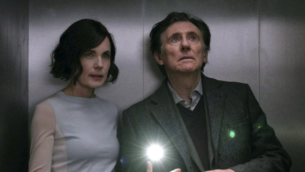 Elizabeth McGovern and Gabriel Byrne in War of the Worlds.