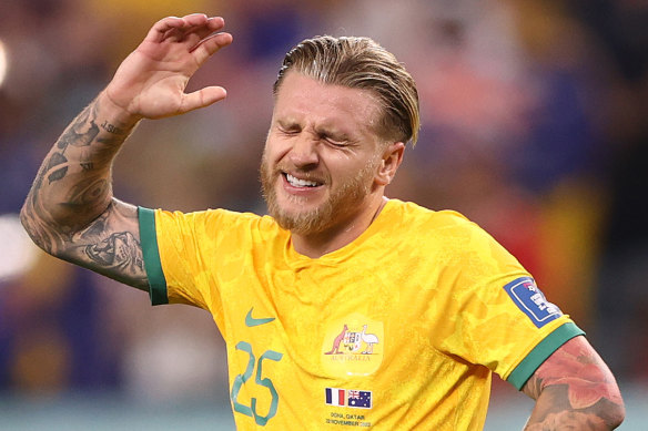 Jason Cummings reage depois que a Austrália perdeu para a França na estreia na Copa do Mundo.