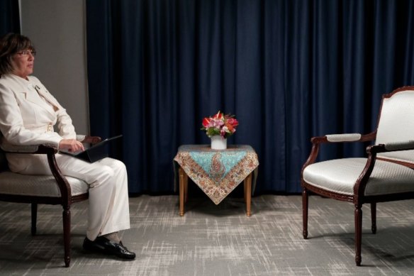 Christiane Amanpour ve İran cumhurbaşkanı tarafından boş bırakılan sandalye.