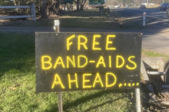 Anti-amalgamation signs near Mansfield Hospital.