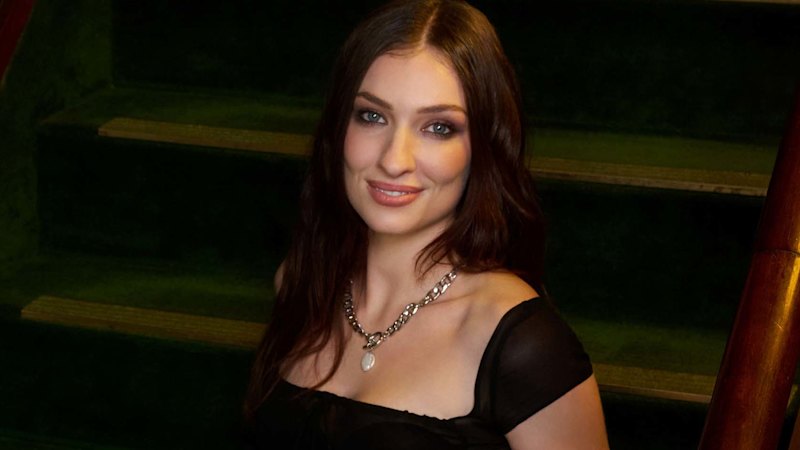 Igralka Ines English navdušena nad avstralsko znamko majic